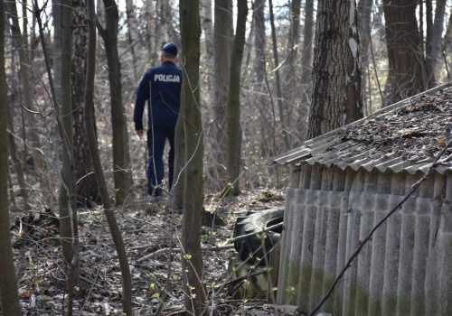 Zaginął w styczniu, odnalazł się w leśnej ziemiance. Niezwykły finał poszukiwań 37-latka