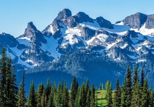 Jak się ubrać w góry? Przewodnik po odzieży termoaktywnej i termicznej