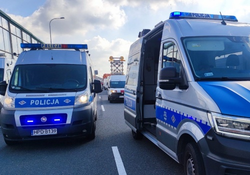 Na ekspresówce wjechała oplem w bariery i się zaczęło. Trzy zdarzenia niemal w jednym miejscu