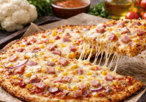 Pizza z kalafiora hitem sieci. Lżejsza i szybsza niż klasyczna wersja