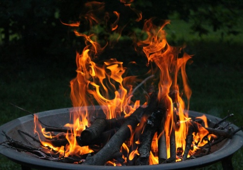 Rozpalił ognisko na własnej działce. Teraz grozi mu grzywna do 30 000 zł