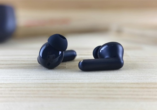 Jak czyścić słuchawki douszne, by ich nie uszkodzić. Eksperci ostrzegają przed tym błędem