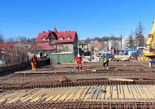 Będą lać beton na nowy most. Sto kursów betoniarek i potężny sprzęt na budowie