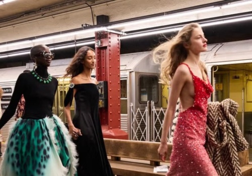 Dyrektorzy kreatywni domów mody – aktualna lista nazwisk. Kto projektuje dziś dla Diora, Chanel i Gucci?