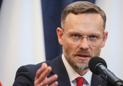 Tusk straszy obiema Konfederacjami, PiS-em i prezydentem Nawrockim. Bogucki odpowiada: „Nie ma mowy o polexicie”