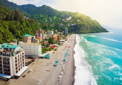 Gruzińska majówka w pełnym pakiecie 🍷 ⛰️ Loty, hotel przy plaży i auto w Batumi na TYDZIEŃ za ✨1219✨ PLN ✈️
