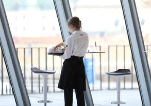 Największy błąd przy dawaniu napiwków. To jak policzek dla kelnera