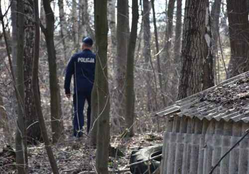 Zamieszkał w leśnej ziemiance. 