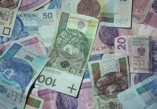 Szukają kilku osób do pracy. Zarobki mogą sięgnąć 10,5 tys. zł brutto, rekrutacja trwa