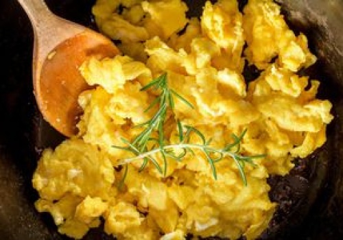 Wlewam na patelnię, zanim wbiję jajka. To sposób na puszystą jajecznicę, która wychodzi za każdym razem