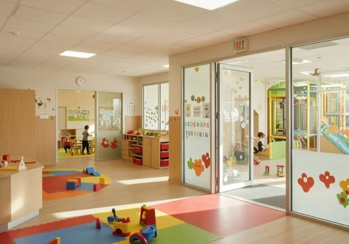 Chłopcy tańczą w różowych spódniczkach. Filmem z przedszkola zainteresowało się kuratorium