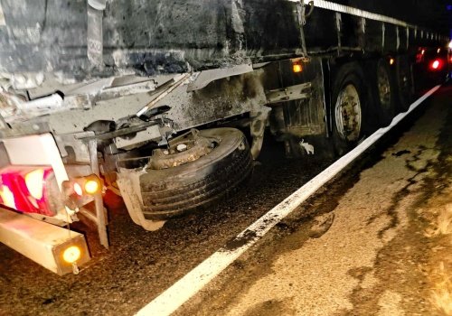 Peugeotem wjechał w bok ciężarówki. Przód skasowany (ZDJĘCIA)