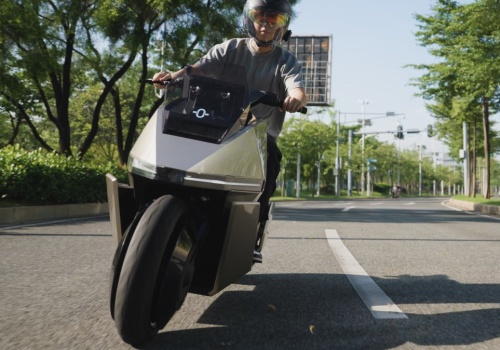 Motocykl, który się nie przewraca. OMO X z kosmiczną technologią