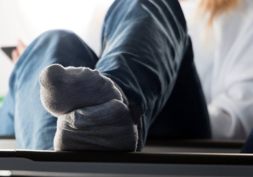 Wybór skarpet do samolotu ma znaczenie. Steward odradza ten jeden kolor