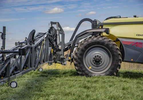Nowe opryskiwacze Hardi. Nawet 30% mniejsze zużycie ś.o.r. i precyzja przy dużej prędkości