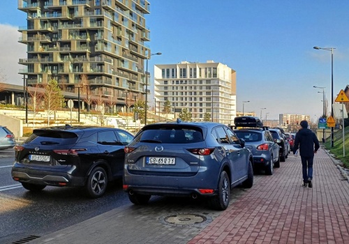 Kierowcy dużych SUV-ów łamią prawo nawet nie wiedząc o tym! Tu mandat i punkt karny wlepiają strażnicy miejscy