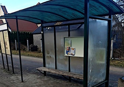 Przegrali grę i wpadli w szał. 14-latek i 11-latek zdemolowali przystanek