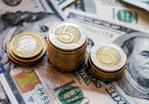 Złoty pozostaje pod presją. Dane z Polski pomogły naszej walucie