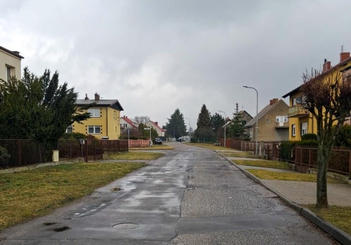 Podtopienia i zalania posesji, uszkodzone nawierzchnie dróg, brak chodników. Mieszkańcy proszą o interwencję.