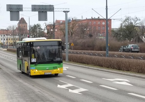 Czy dzieci powinny jeździć autobusem za darmo?