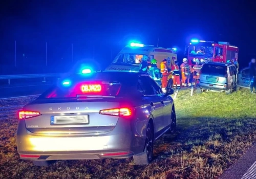 Nissan z czterema osobami uderzył w bariery. Kierowca zasłabł