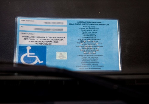 Parkingowy absurd w Poznaniu. Karta inwalidy nie wystarczyła, kierowca dostał karę