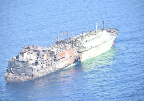 „Tykająca bomba” na morzu. Uszkodzony gazowiec z Rosji grozi katastrofą