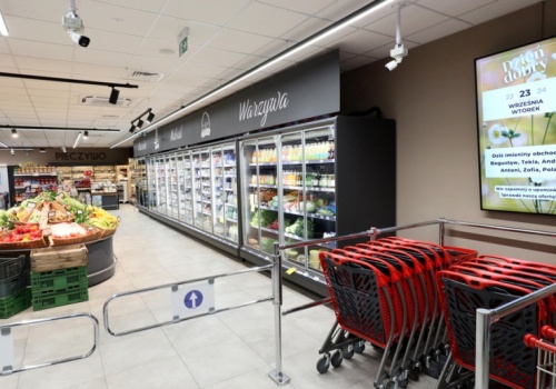 Koniec tradycyjnych reklam w sklepach? Nowy model wchodzi do Polski