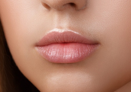 Makijażowy trik influencerów. Usta wyglądają na dwa razy większe