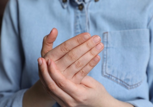 Te objawy mało kto wiąże z parkinsonem. Częściej dotyka mężczyzn