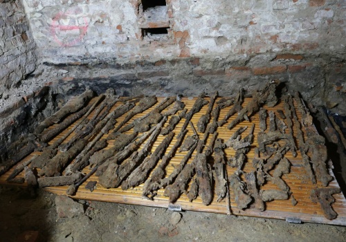 Militarne odkrycie w piwnicach remontowanego budynku (GALERIA)