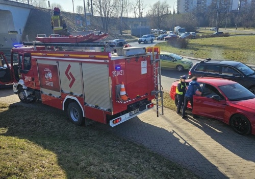 Dachowanie na rondzie w Olsztynie. Skoda wywrócona po nagłym manewrze