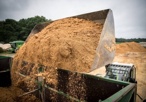 Przewoził dwoje wnucząt w łyżce ładowarki. 7-latek wypadł z niej i został najechany przez jedno z kół