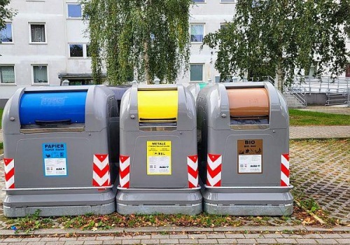 Wrocławianie źle segregują śmieci. Rusza kampania edukacyjna „Wrzuć do kosza”.
