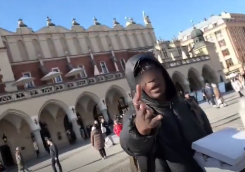 Zakładają bransoletkę i każą płacić. Oszustwo z Paryża i Rzymu dotarło do Krakowa (Video)