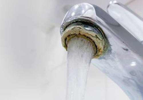 Wetrzyj w kran, a kamień odpadnie płatami. 5 minut i gotowe