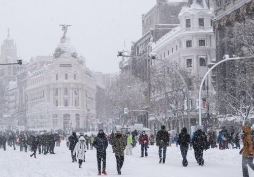 Zimowa sprzedaż detaliczna rozczarowała ekonomistów. Kurtki i buty kupiono w styczniu?