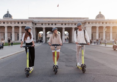 Dziecko na hulajnodze elektrycznej. Ten błąd może wyłączyć ubezpieczenie