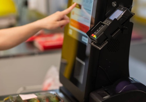 Ukryte funkcje kas samoobsługowych w Biedronce zaskakują klientów. Internauci komentują