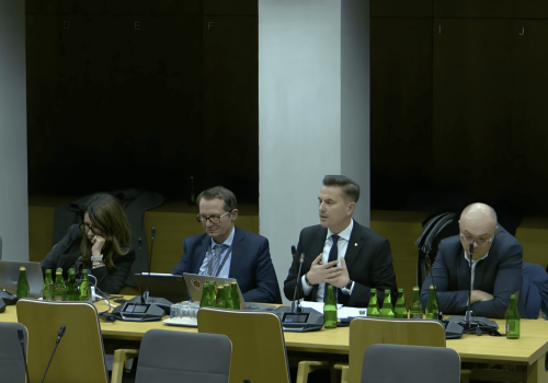 Ustawa frankowa wraca mimo skandalu: rząd przyspiesza, gdy wokół GNB wybucha afera za miliony