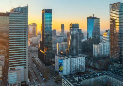 Jedne z najnowocześniejszych wind w Polsce? Są w warszawskim wieżowcu, który ma też świetną architekturę