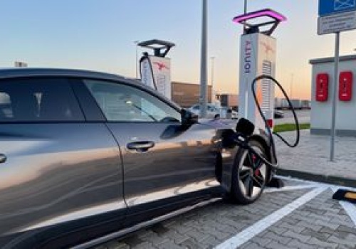 Wiemy, ile wytrzymują baterie w elektrykach. Mamy liczby