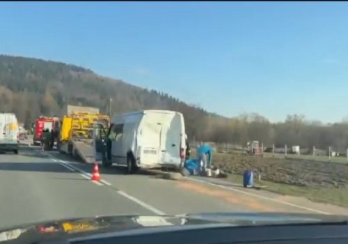 Groźny poranek na DK75. Zderzenie trzech pojazdów, jedna osoba w szpitalu