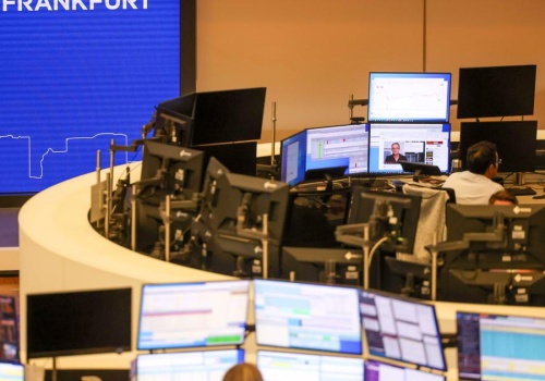 Podaż zdominowała parkiety w Europie. Drożejąca ropa i gaz pogłębiają spadki indeksów
