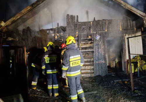 Nocny pożar strawił drewniany dom. Na miejscu ponad 40 strażaków