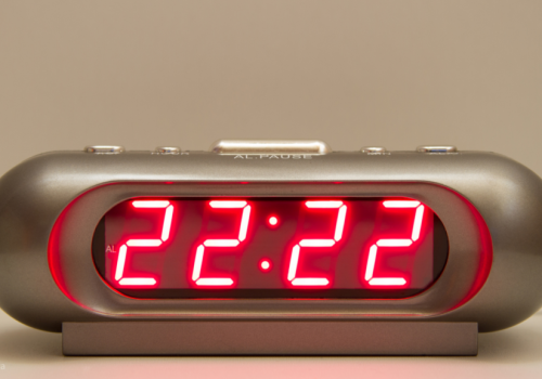 Godzina 22:22 – co oznacza i dlaczego ją tak często widzisz?