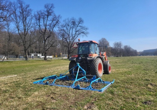 Prace pielęgnacyjne na Błoniach. Trwa włókowanie