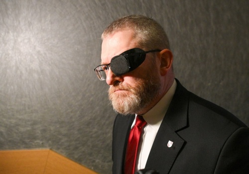 Grzegorz Braun zniknął z prokuratury. Miał usłyszeć zarzuty