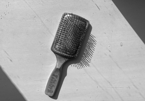 Szczotka do włosów to śmietnik z kolcami. Sprawdź, jak bakterie i grzyby niszczą Twoją skórę głowy oraz fryzurę