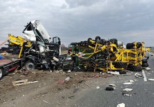 Makabreska na ekspresówce. Niewiele zostało z ciężarówek (ZDJĘCIA)